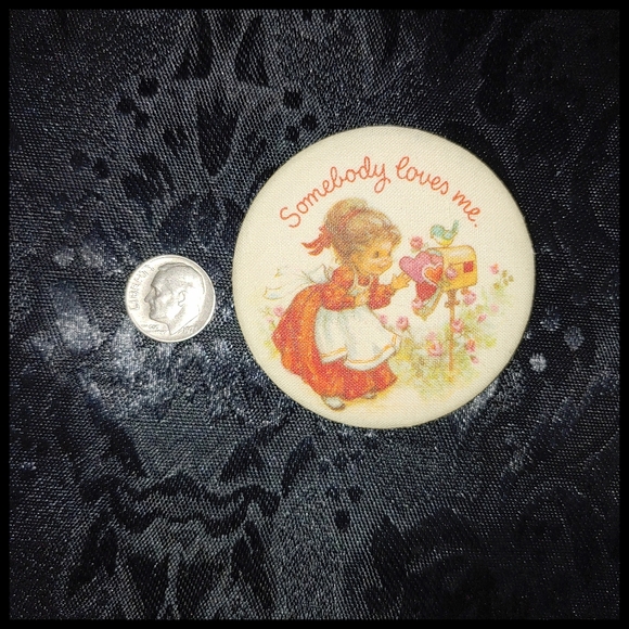 Vintage Hallmark Valentines Button Somebody Loves Me - Picture 3 of 3